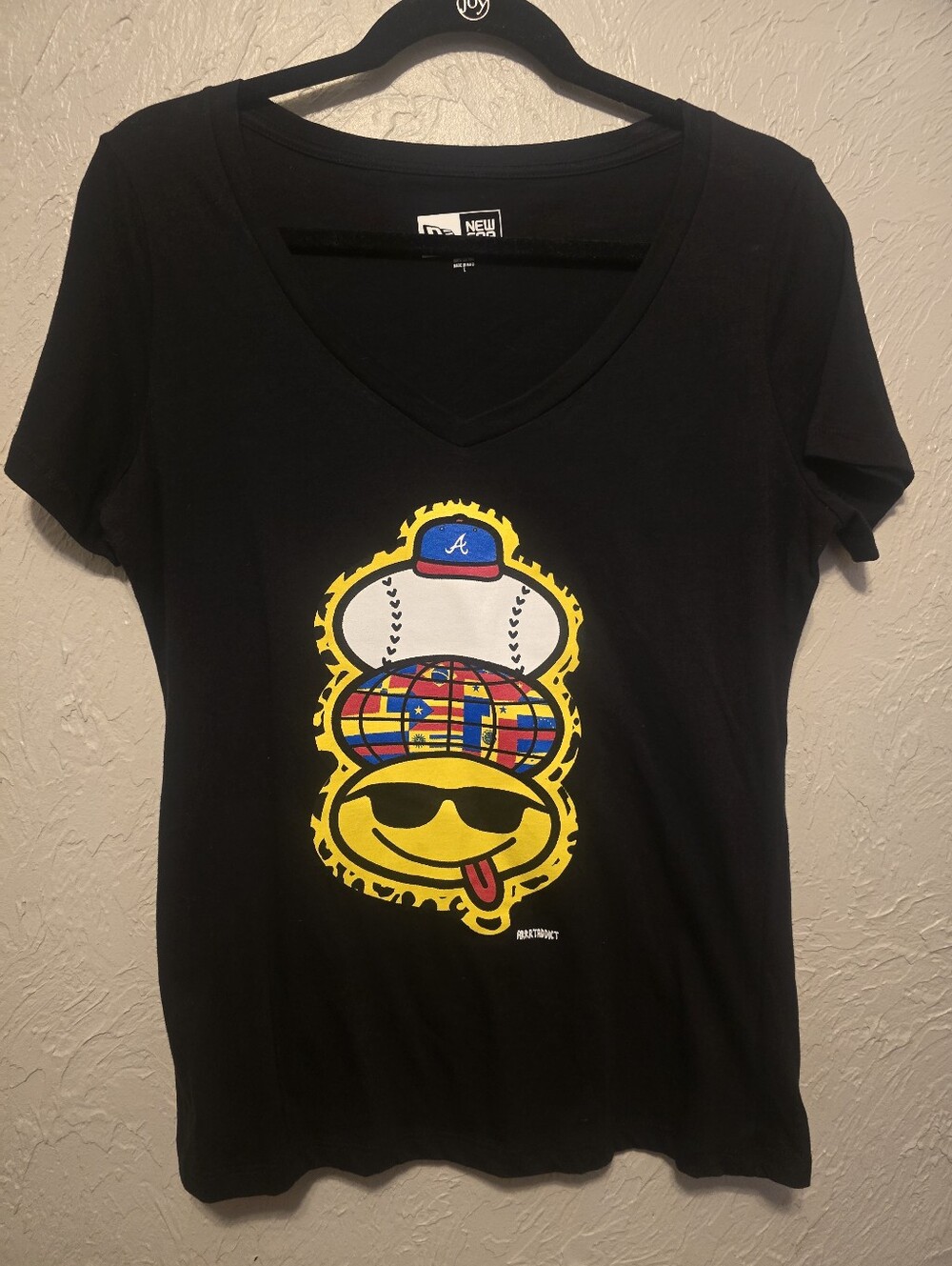 New Era Atlanta Braves Emoji Graphic V-Neck T-Shirt Women's Large Black
